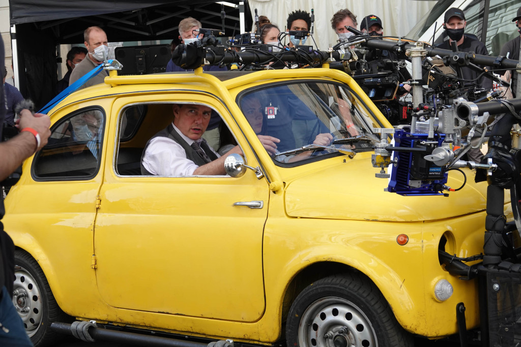 Tom Cruise and Haley Atwell film Mission Impossible 7 in a yellow synccento in Rome