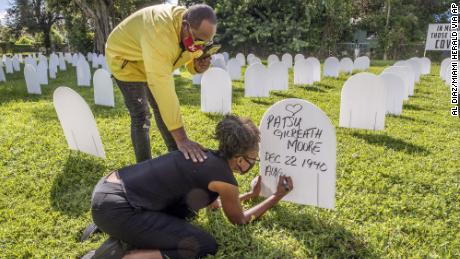 On October 14, Rachel Moore wrote her mother's name at a symbolic cemetery in Simonhof Park, a suburb of Liberty City, Miami.