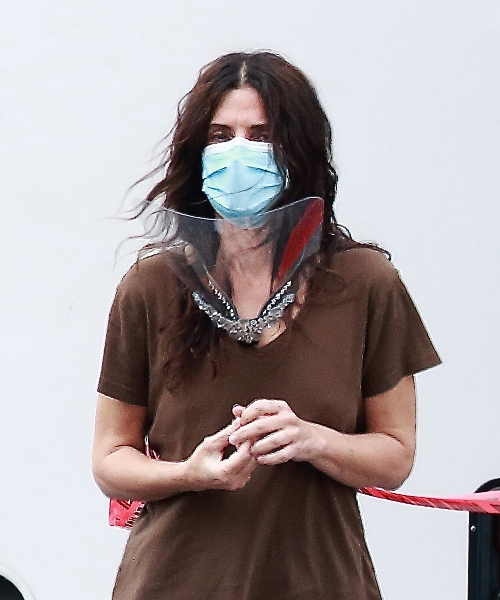 * EXCLUSIVE * Sandra Bullock cuts her hair at the Vancouver Movie Set