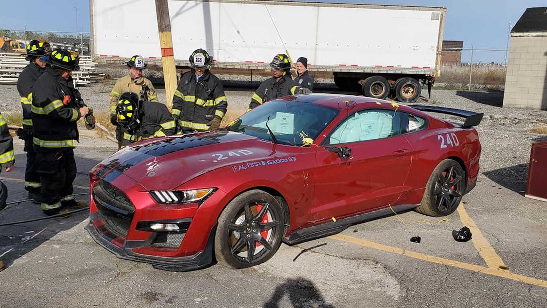 Fire Department 2020 destroys Ford Shelby GT500 for training purposes