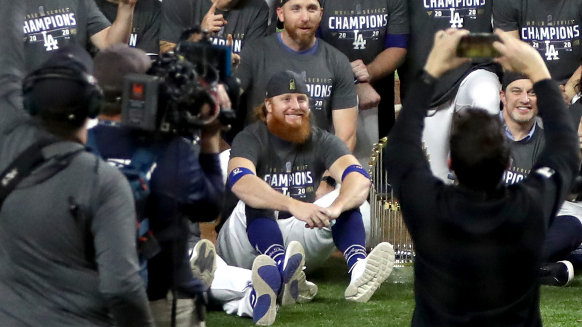 Justin Turner wins Dodgers World Series after positive COVID-19 test;  Celebrates on the field