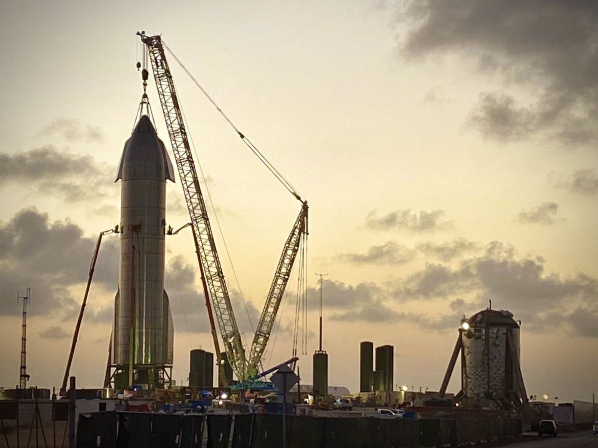 SpaceX stockship stacked in front of SN8 prototype epic test aircraft