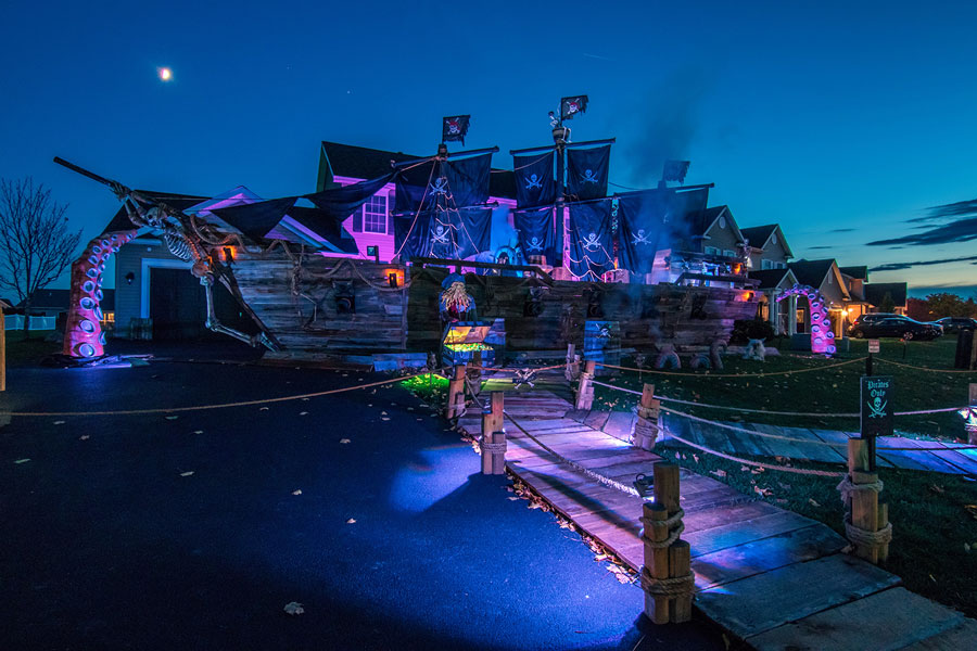 A New York father builds a 50-foot pirate ship for his daughter Halloween