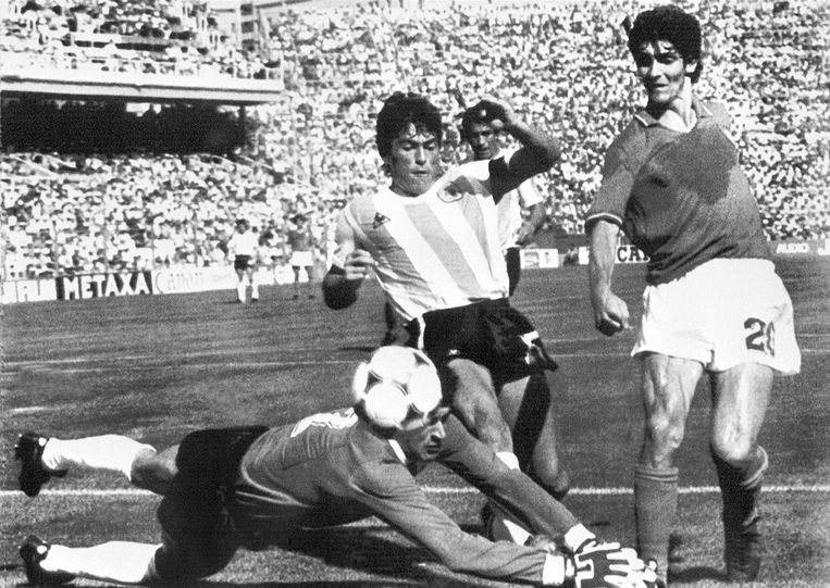 Italian football legend Paolo Rossi (64) has died