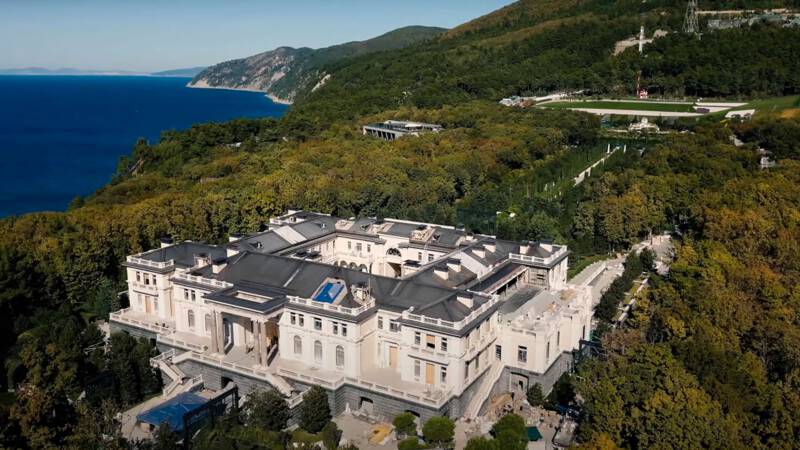 Oligarch and close to Putin: the Black Sea Palace is mine