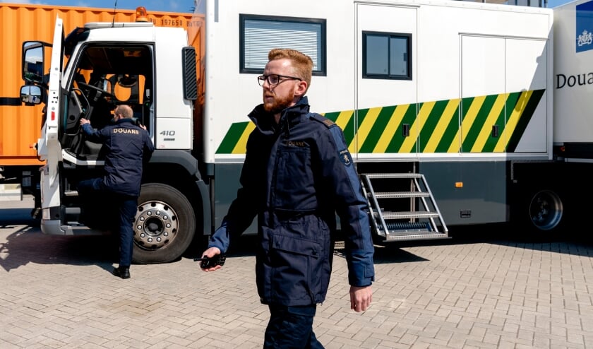 Zeeland customs officers work with new uniform