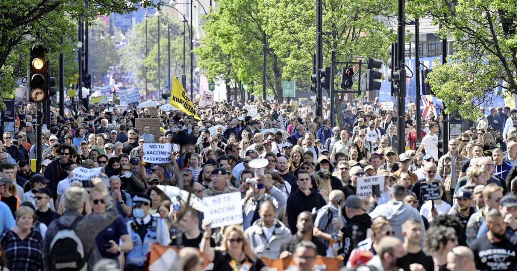 Eight police officers injured, thousands standing in protest against vaccination passport London |  Abroad