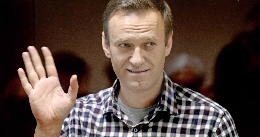 His own doctors call Navalny: stop the hunger strike |  Abroad