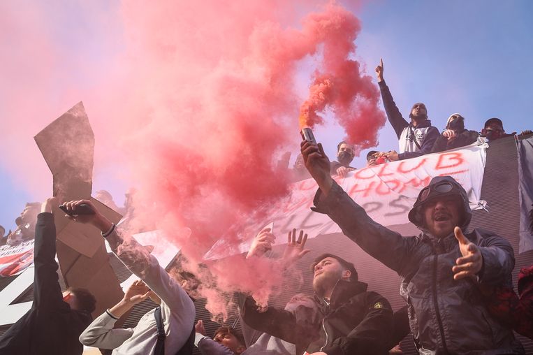 Arsenal fans go wild in a game against Everton.  Image Getty Images