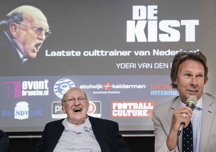 Hans Kraay Jr. (right) during the presentation of the biography 'De Kist' in the Vijverberg, on his former trainer Simon Kistemaker (left).