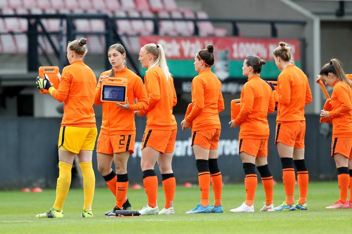 Sari van Veenendaal, along with her international colleagues, has contact with the “virtual fans” of Oranje Leeuwinnen.  The Dutch team won 5-0 against Australia earlier this month.