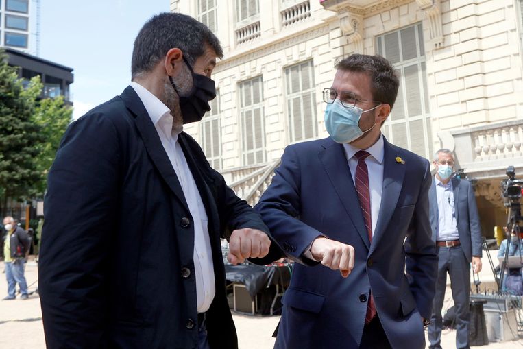 Father Aragonès (right) and Jordi Sanchez announce their coalition agreement.  EPA Image