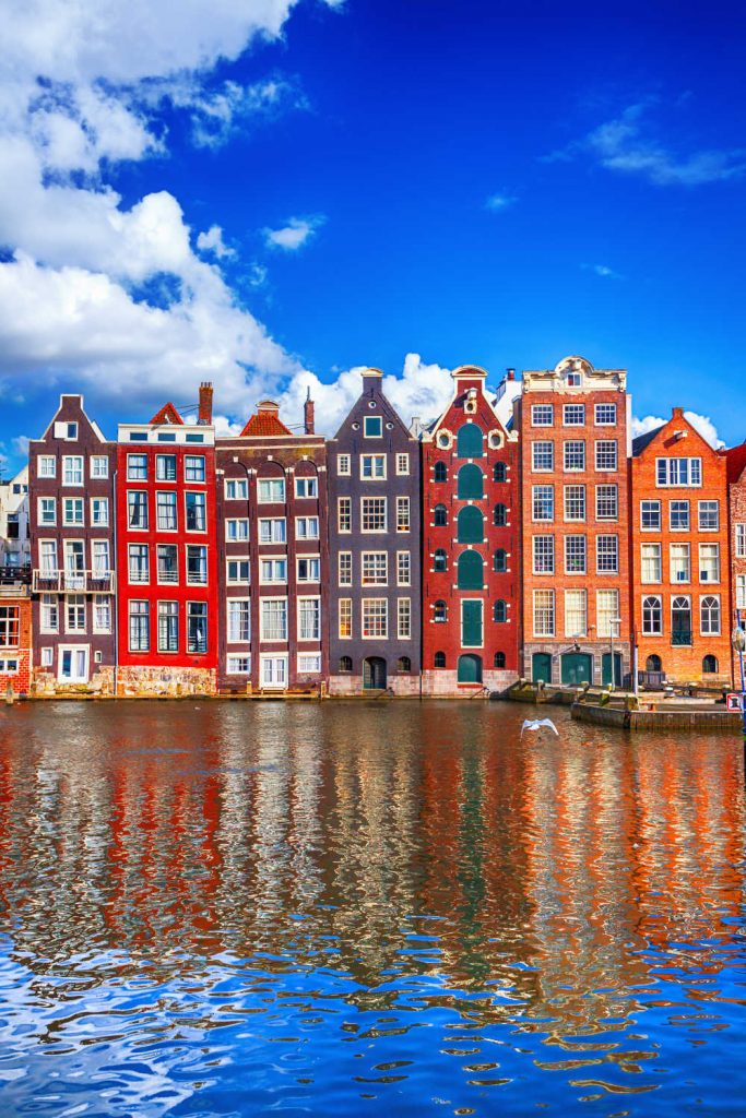 Amsterdam, een van de mooiste steden van Europa, is de perfecte plek voor een weekendje weg.  Een weekend naar Amsterdam is nog nooit zo eenvoudig geweest, aangezien veel goedkope luchtvaartmaatschappijen goedkope vluchten naar de Nederlandse hoofdstad aanbieden.  Amsterdam heeft alles, van prachtige grachten en prachtige architectuur tot musea van wereldklasse en prachtige parken.