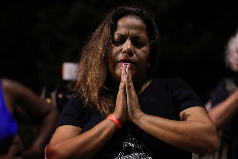 Zulema Perez prays for the victims of the apartment complex collapse.  Image REUTERS