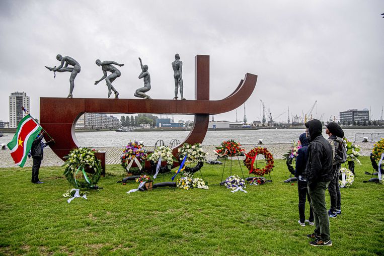 The evening wore on at the Slave Memorial in Rotterdam.  Image ANP