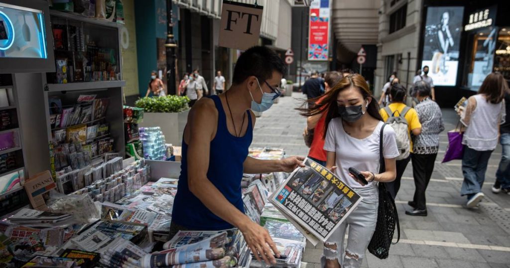 Hong Kong Pro-Democracy Newspaper Comes After Raid with Extra Large Circulation |  Abroad