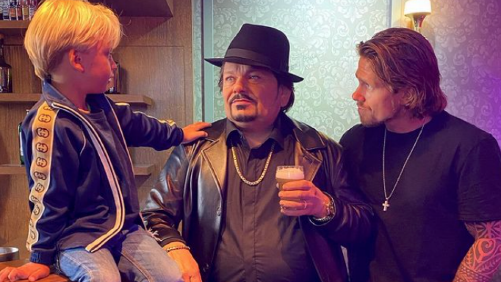 André Hazes Sr. regularly with too much beer in the schoolyard