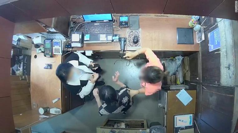 CCTV footage of Xiang Xueqiu's previous incident when she hit a store worker in April.  Screenshot