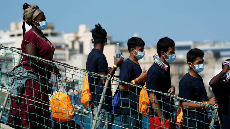 Rescue ships with hundreds of migrants allowed to dock in Italy