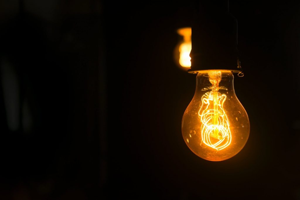 Wat is sfeerverlichting (stoffen lampenkappen, LED strips, warme lichtbronnen)