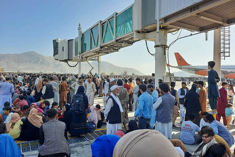 Thousands of Afghans at Kabul airport, from where they hope to flee the country.  Because of the chaos, American soldiers fired in the air.  Civilian flights have been suspended.  AFP Image