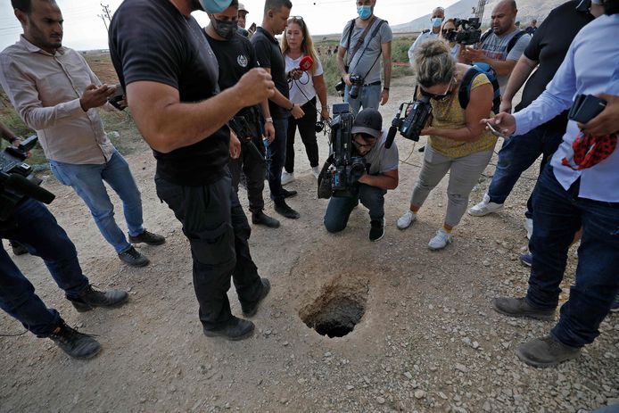 Police officers and journalists at the hole in the tunnel through which six Palestinians escaped from Gilboa prison.