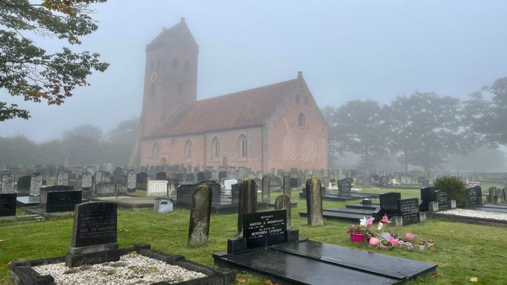 De kerkelijke begraafplaats in Midwolde