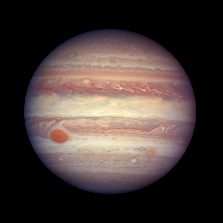 Jupiter photographed by the Hubble Space Telescope.  On the left, just below the center, the large red spot Image NASA / ESA