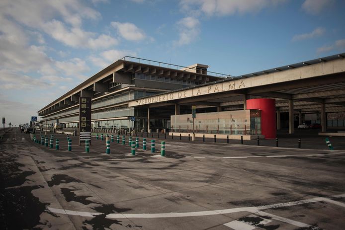 La Palma airport is deserted now that it is closed again due to the large amounts of ash from the Cumbre Vieja volcano.