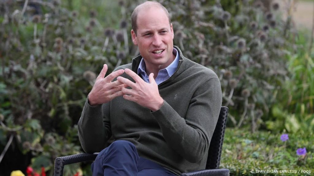 The stars present the Earthshot Prize designed by Prince William