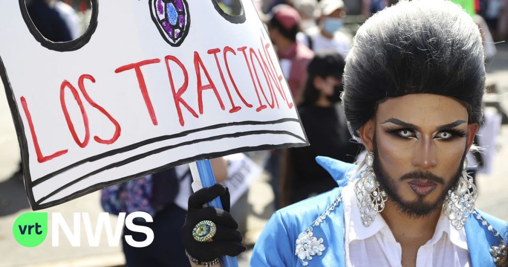 Thousands take to the streets against President El Salvador
