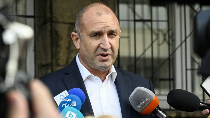 Bulgaria's outgoing president heads for gains with anti-corruption campaign