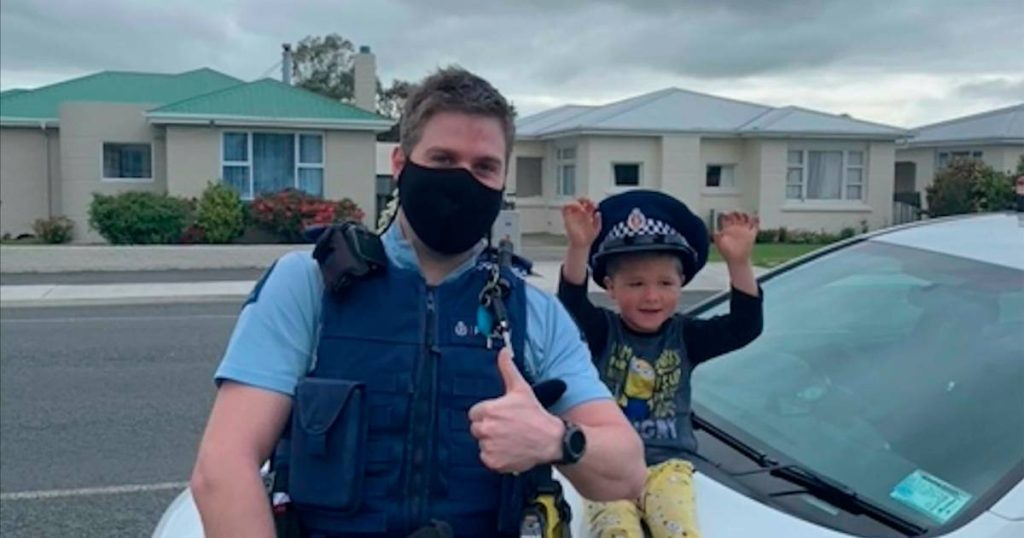 New Zealand Officer Responds to Toddler's Emergency Call: 'Your Toys Are Really Cool' |  Abroad