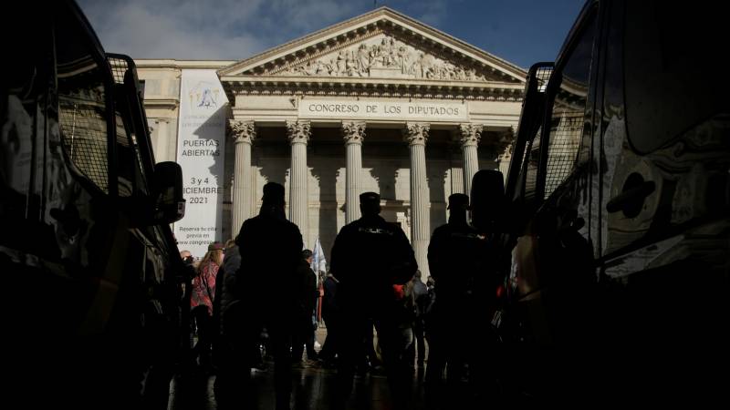 Spanish police demonstrate against adjustment of "gag law"