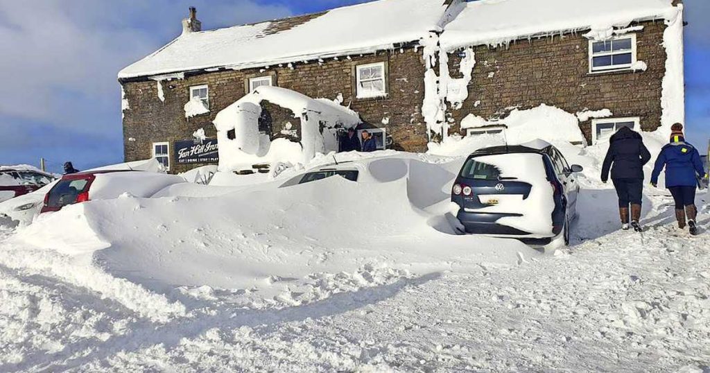 UK pub patrons stranded for three nights due to heavy snowfall |  Abroad