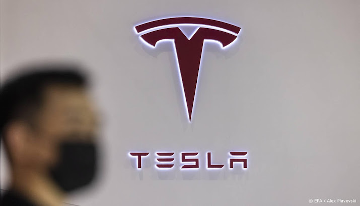 U.S. officials investigate game activity on Tesla cars
