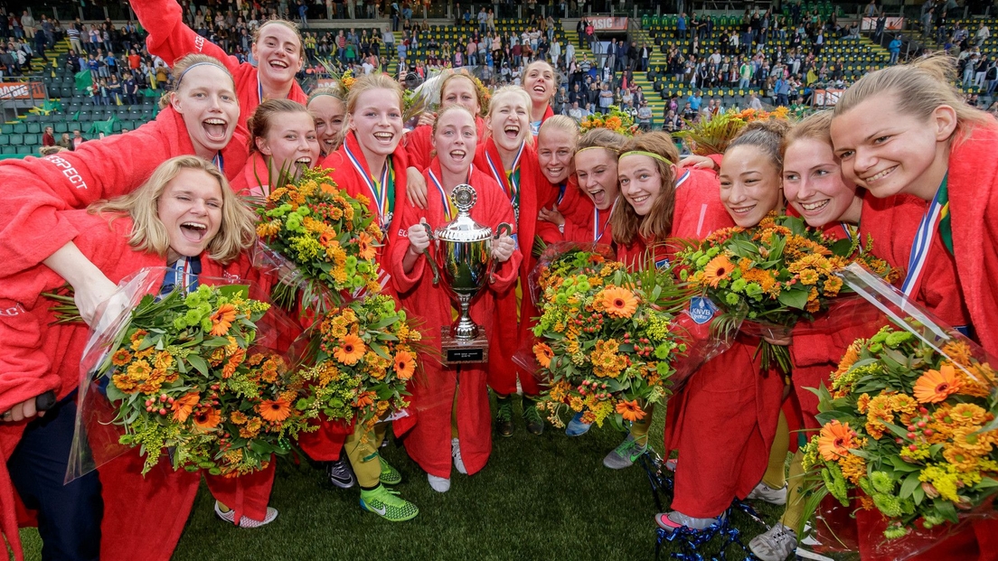 ADO women with the KNVB cup, third from right Tieleman
