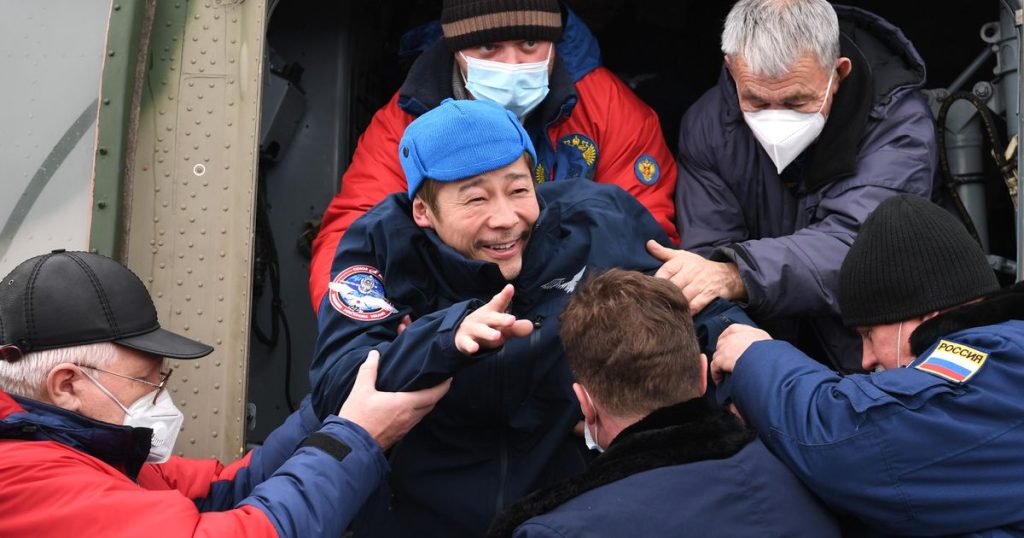 Japanese billionaire returns to Earth after a trip to the space station: "It's easy to pee" |  Abroad