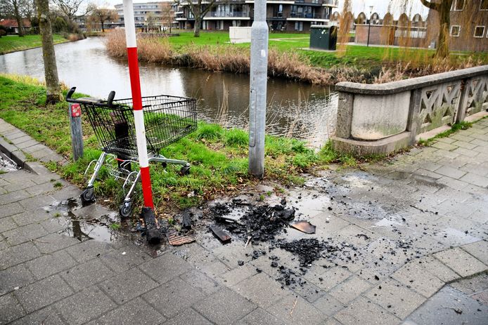 In Vlissingen, a shopping cart caught fire.