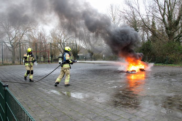 Firefighters extinguish car tires in Arnemuiden.