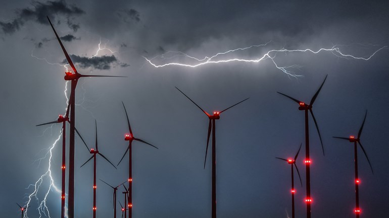 Kennis over bliksem is belangrijk nu er steeds meer gevoelige windmolens gebouwd worden (Rechten: AFP/DPA/Patrick Pleul)