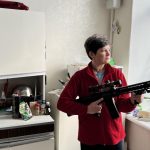 Oekraïense moeder (52) koopt enorm geweer om land te verdedigen: ‘Ik begin met schieten’ |  Buitenland