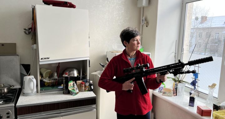 Oekraïense moeder (52) koopt enorm geweer om land te verdedigen: 'Ik begin met schieten' |  Buitenland