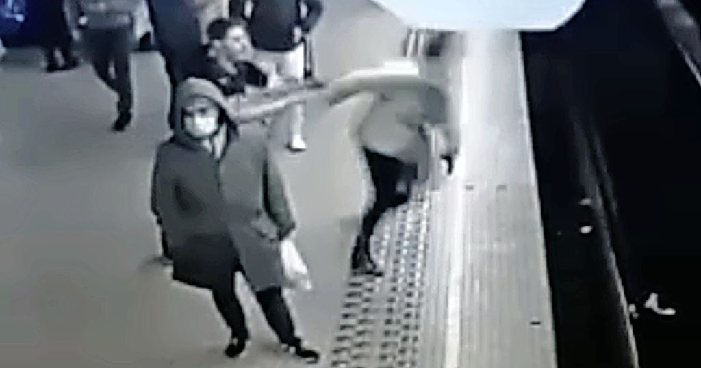 Woman deliberately pushed onto the Brussels metro track: a Frenchman (23) arrested for attempted manslaughter |  Abroad