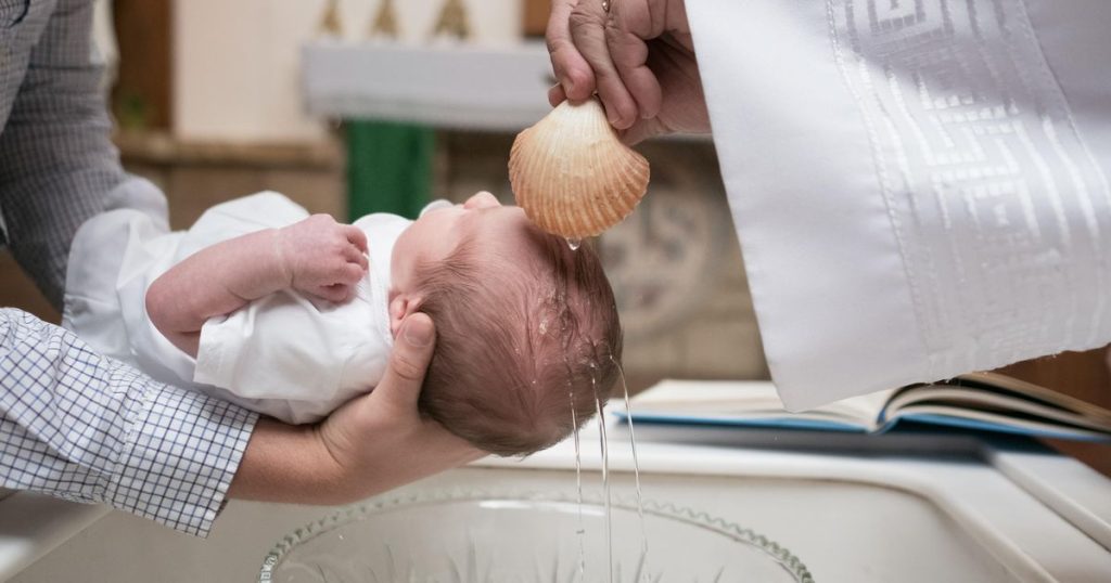 Thousands of baptisms invalidated by a false word, a priest steps on it |  Abroad
