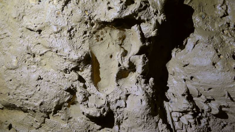Bronze Age cave with footprints discovered in France