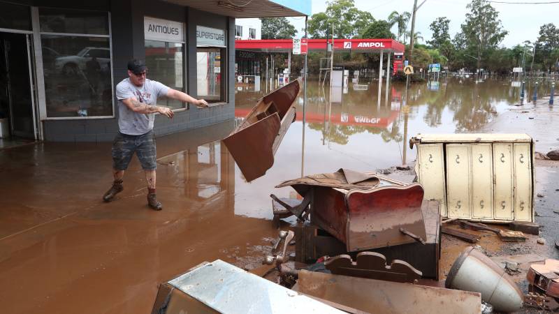 Extreme rainfall continues, half a million Australians may have to flee