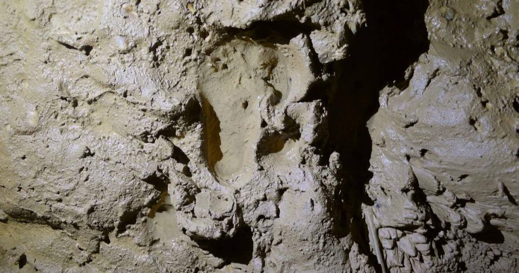 French researchers discover a burial cave hidden for 2,500 years: “The footprints of children found” |  Science