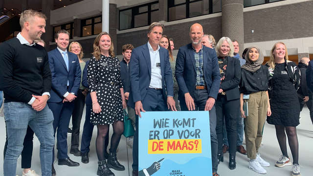 Petition for cleaner Maas delivered to the House of Representatives |  1Limburg