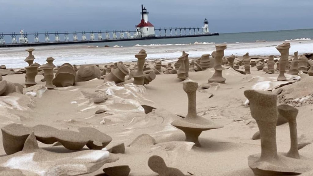 Rare sand sculptures on a beach in the United States: "It looks like another planet"
